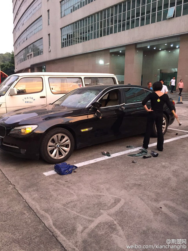 Biết chồng ngoại tình và chở ả nhân tình, người vợ uất ức dùng búa đập vỡ xe tiền tỷ của mình, hình ảnh "bãi chiến trường" gây hoang mang - Ảnh 3.