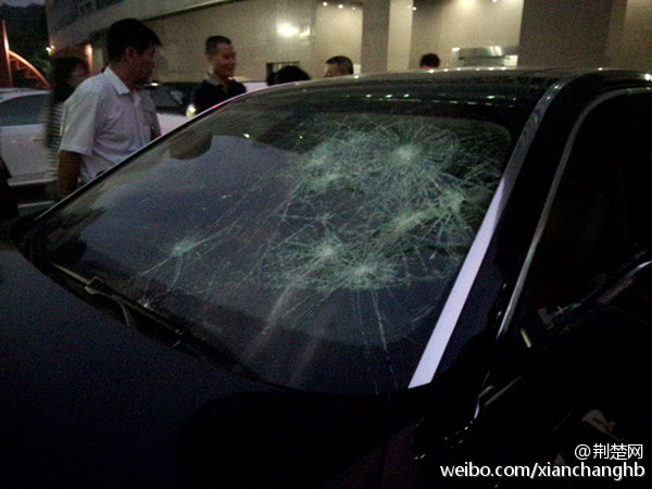 Biết chồng ngoại tình và chở ả nhân tình, người vợ uất ức dùng búa đập vỡ xe tiền tỷ của mình, hình ảnh "bãi chiến trường" gây hoang mang - Ảnh 6.