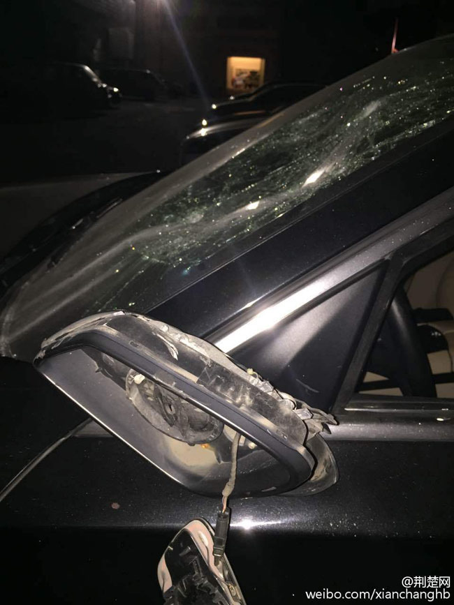 Biết chồng ngoại tình và chở ả nhân tình, người vợ uất ức dùng búa đập vỡ xe tiền tỷ của mình, hình ảnh "bãi chiến trường" gây hoang mang - Ảnh 5.