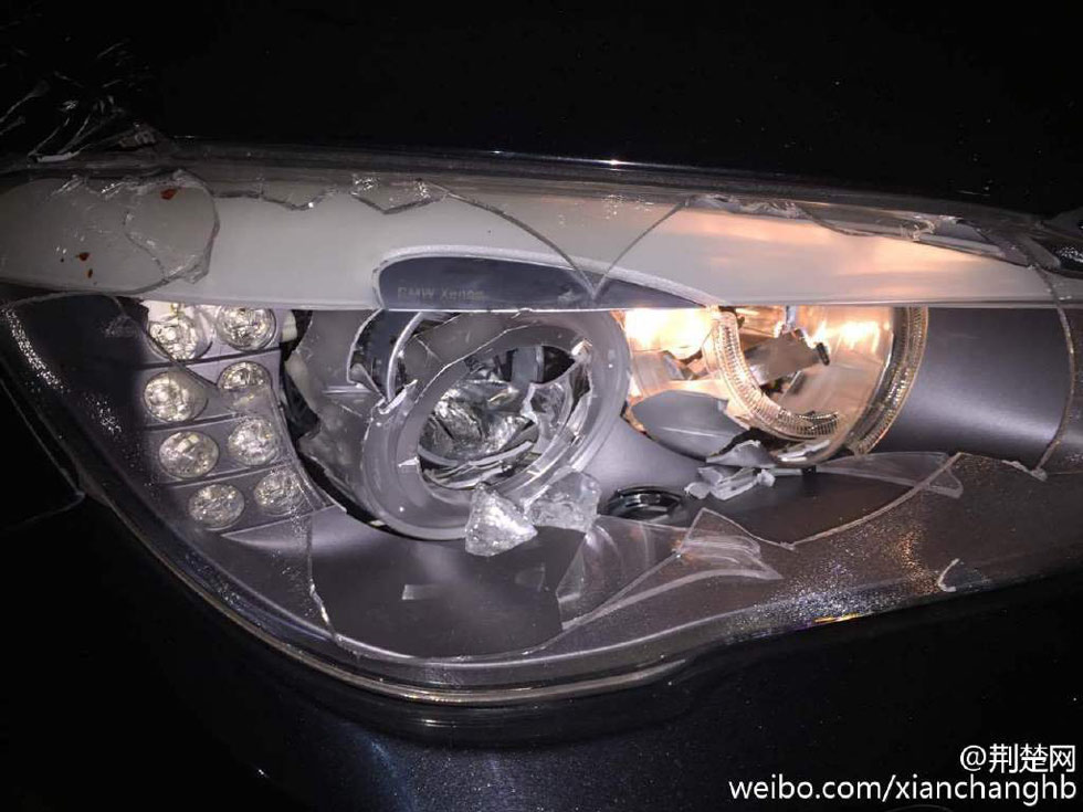 Biết chồng ngoại tình và chở ả nhân tình, người vợ uất ức dùng búa đập vỡ xe tiền tỷ của mình, hình ảnh "bãi chiến trường" gây hoang mang - Ảnh 4.