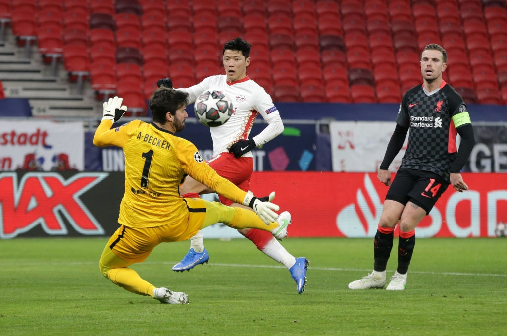 Tận dụng sai lầm kép của đối thủ, Liverpool đặt một chân vào tứ kết Champions League - Ảnh 7.