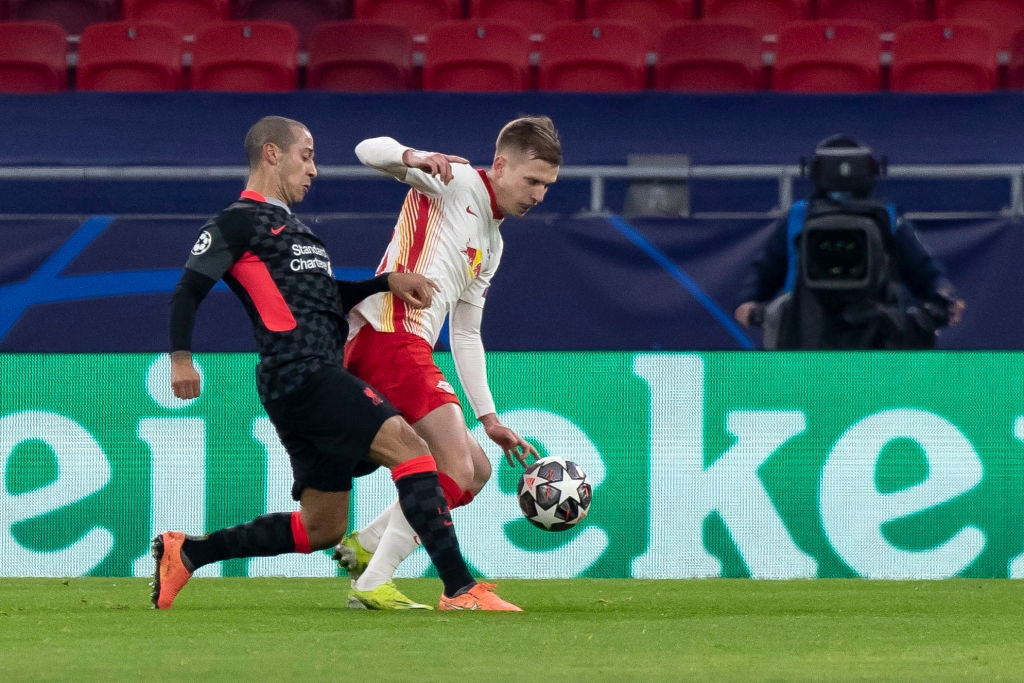 Tận dụng sai lầm kép của đối thủ, Liverpool đặt một chân vào tứ kết Champions League - Ảnh 2.