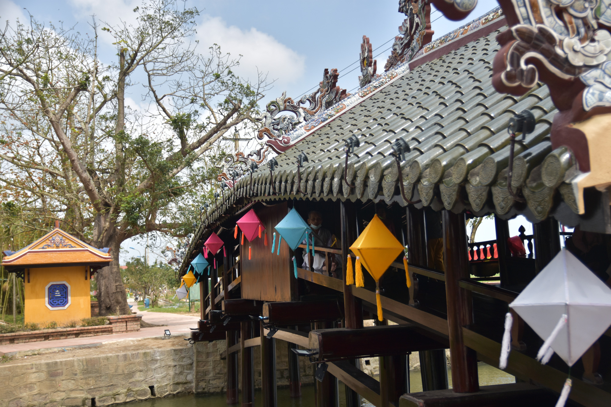 Cầu ngói Thanh Toàn là một trong những công trình kiến trúc độc đáo và đẹp mắt tại Huế. Sự kết hợp giữa kiến trúc truyền thống với thiết kế hiện đại tạo ra một không gian yên bình và đẹp đẽ bên bờ sông Thanh Toàn. Không nên bỏ lỡ cơ hội để chiêm ngưỡng tác phẩm độc đáo này.