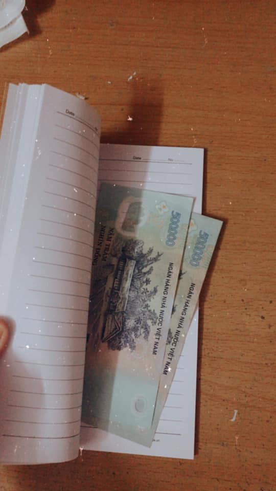 Dọn nhà đón Tết, phát hiện thấy tiền kẹp trong sách cũ, cô gái bất khóc nức nở khi biết người gửi - Ảnh 1.