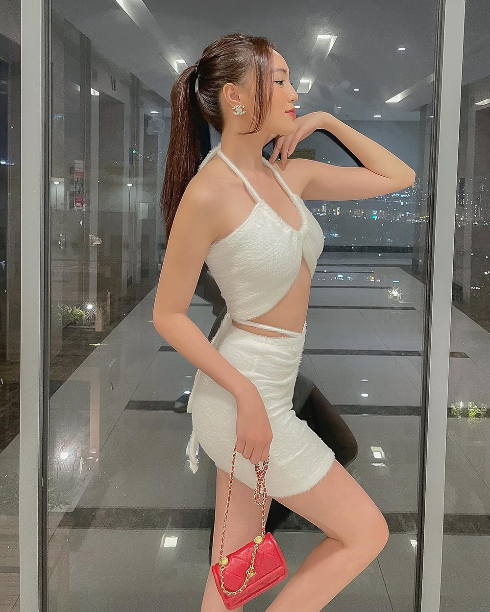 Cách ăn mặc sexy gây chú ý của Ninh Dương Lan Ngọc ở tuổi 31 - Ảnh 4.
