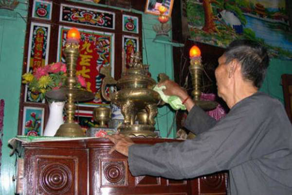 Lau dọn bàn thờ trước khi cúng ông Công ông Táo: Có nên hay không?  - Ảnh 3.