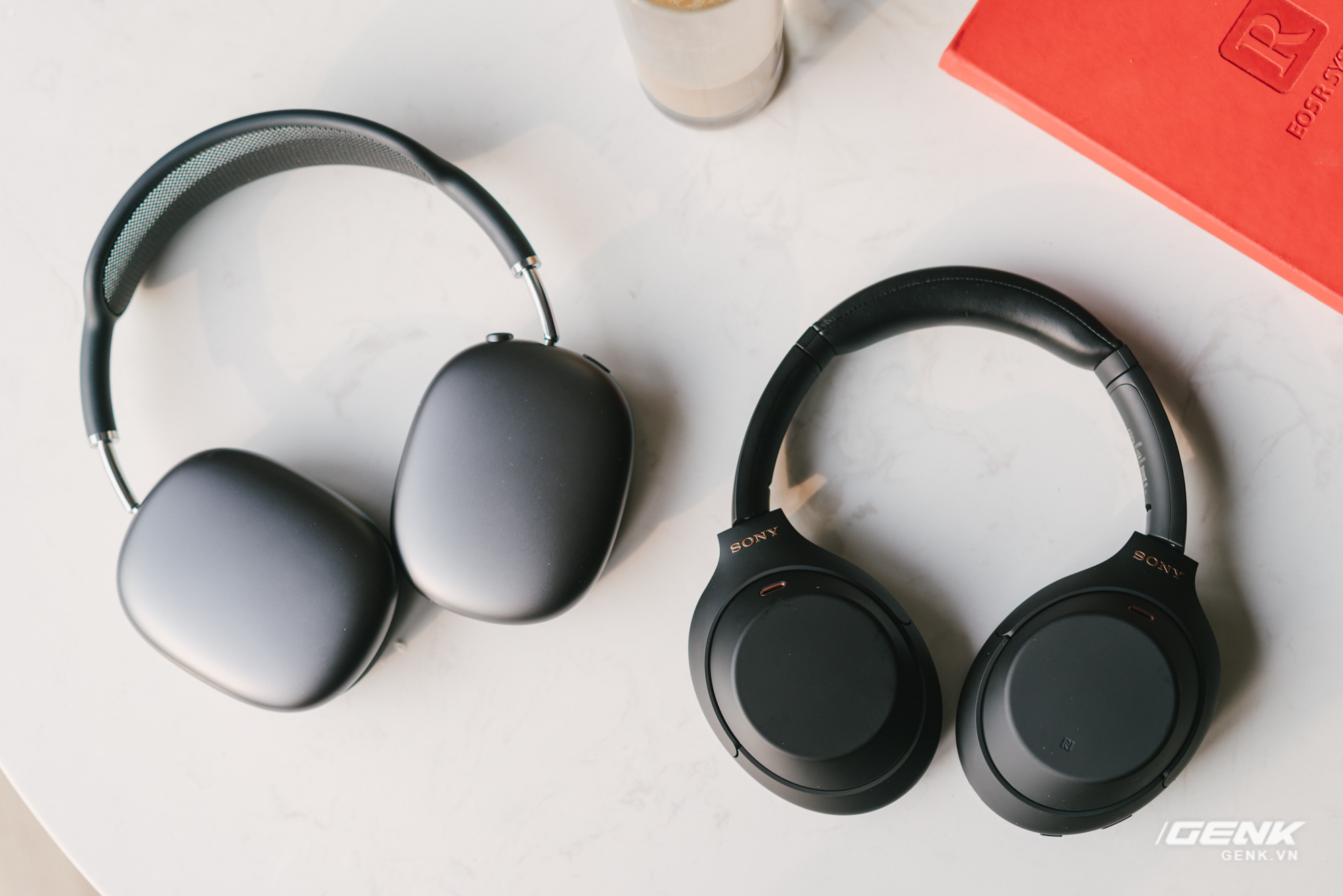 So găng Apple AirPods Max và Sony WH-1000Xm4: Tưởng giống nhau nhưng lại quá khác biệt - Ảnh 1.