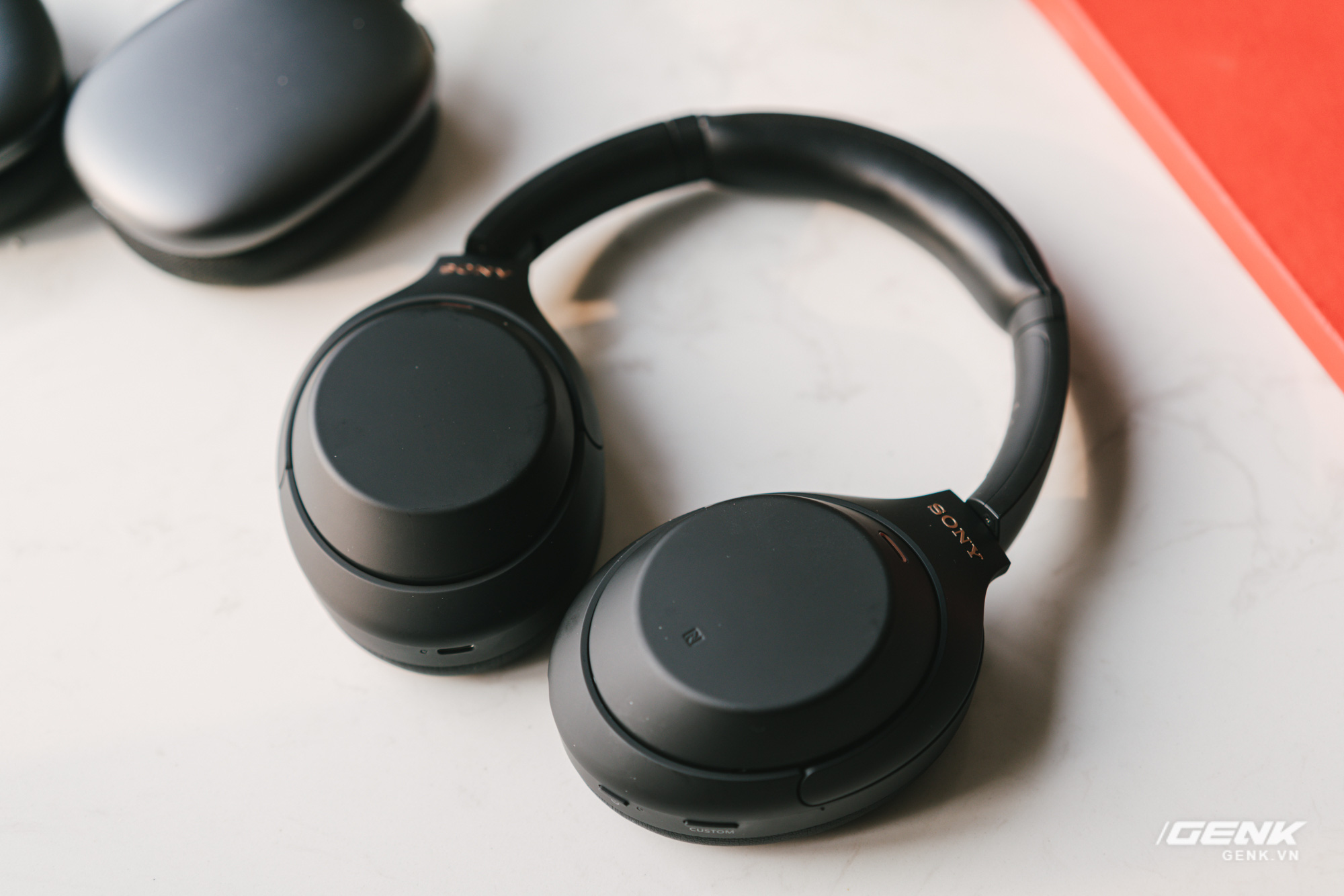 So găng Apple AirPods Max và Sony WH-1000Xm4: Tưởng giống nhau nhưng lại quá khác biệt - Ảnh 2.