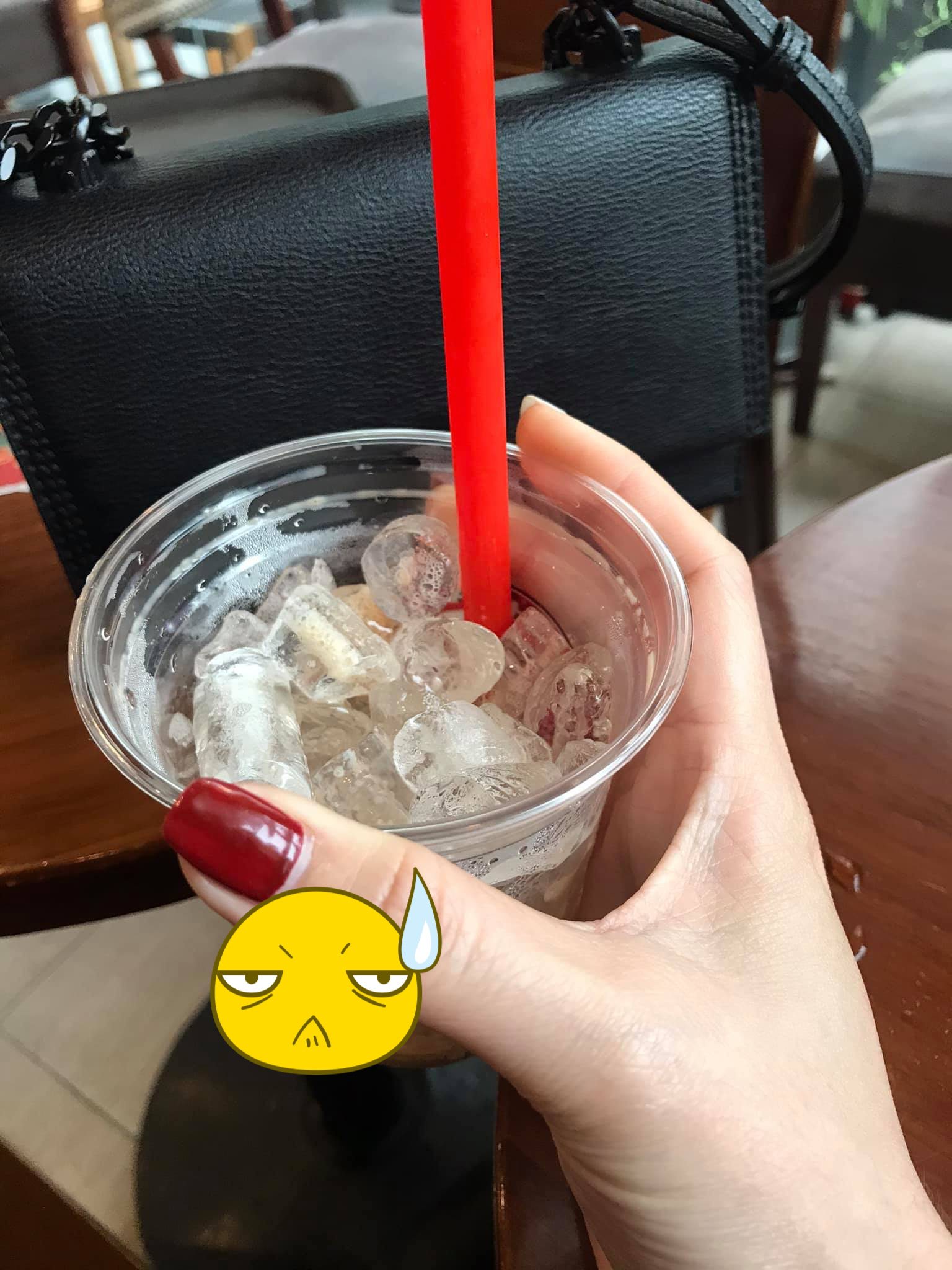 Cô gái khóc ròng khoe ly đá trị giá 45k được khuyến mãi thêm tí cà phê, netizen ào ào vào khuyên nhủ giải thích nguyên do - Ảnh 2.
