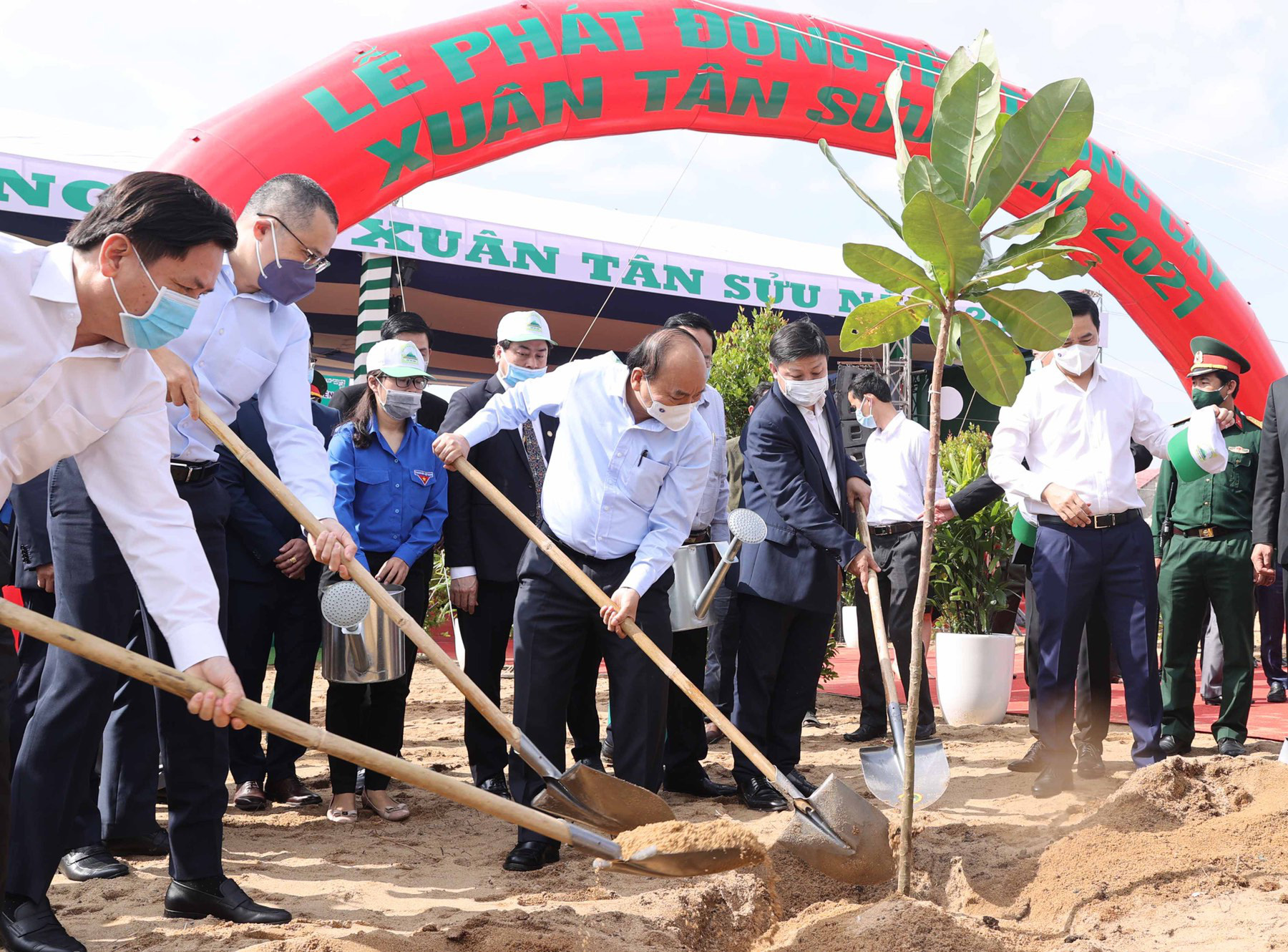 Thủ tướng phát động Tết trồng cây, doanh nghiệp và người dân hưởng ứng sôi nổi - Ảnh 2.