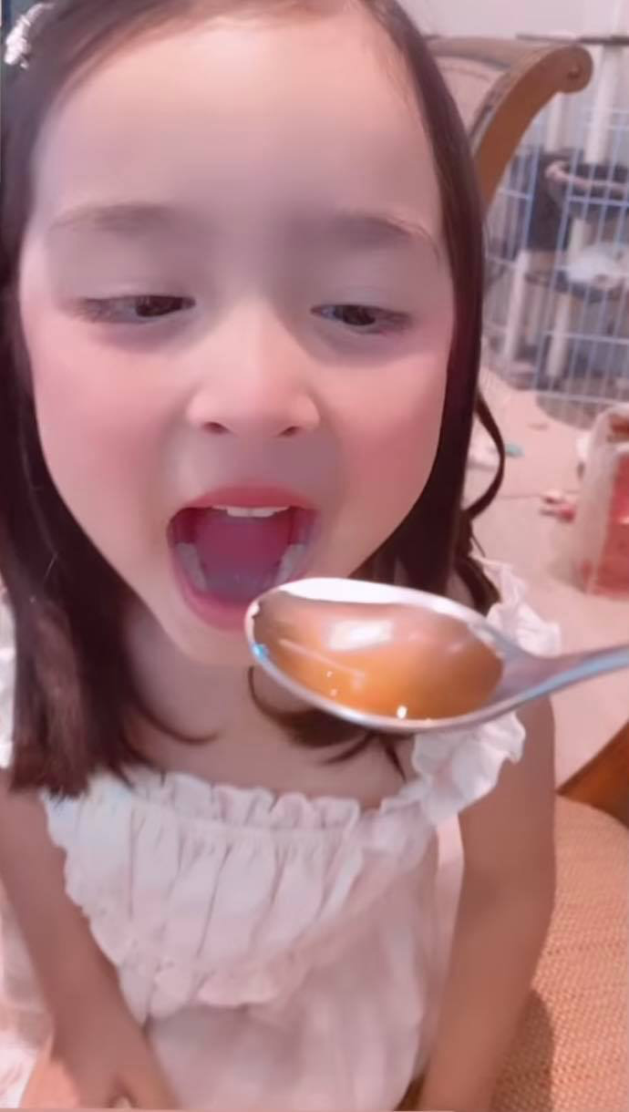 Con gái Mỹ nhân đẹp nhất Philippines qua camera điện thoại: Cực phẩm thế này bảo sao đắt quảng cáo hơn cả mẹ - Ảnh 3.