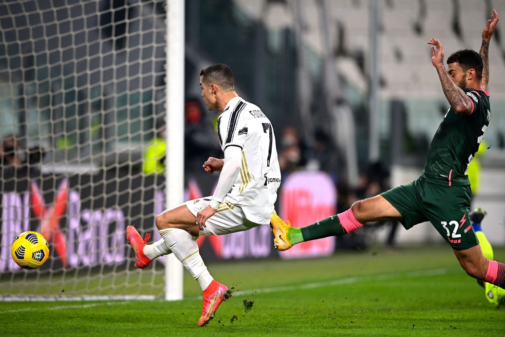 Ronaldo bỏ lỡ 2 cơ hội khó tin nhưng vẫn sắm vai người hùng giúp Juve trở lại đường đua vô địch Serie A - Ảnh 3.