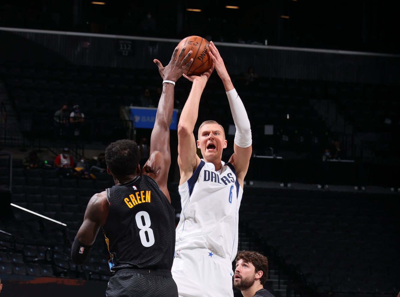 Kristap Porzingis trở lại giúp Dallas Mavericks cắt chuỗi thắng của Brooklyn Nets - Ảnh 2.
