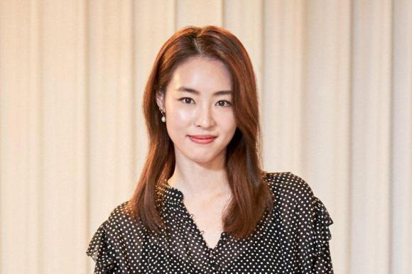 &quot;Mối tình đầu của Hyun Bin&quot; Lee Yeon Hee lần đầu tiết lộ về ông xã sau hơn nửa năm kết hôn - Ảnh 1.