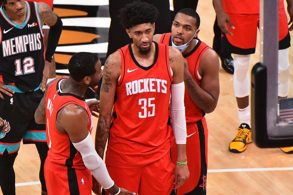 Gặp chấn thương không mong muốn, ngôi sao đang lên của Houston Rockets rời sân bằng xe lăn - Ảnh 2.