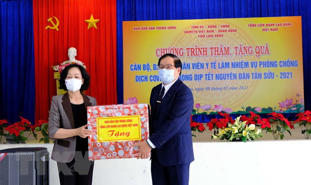Bà Trương Thị Mai trao quà Tết tặng nhân viên y tế chống dịch COVID-19 tại Lâm Đồng - Ảnh 1.