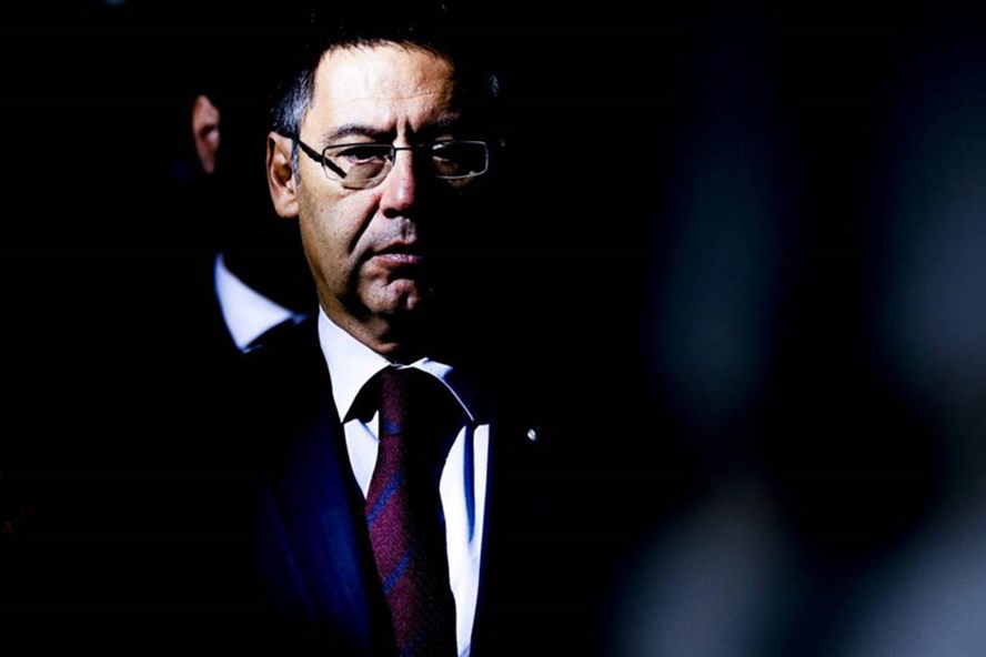 Nóng: Cảnh sát bắt giữ cựu Chủ tịch Bartomeu và 4 quan chức Barca, tìm chứng cứ về &quot;chiến dịch bôi nhọ Messi&quot; - Ảnh 1.