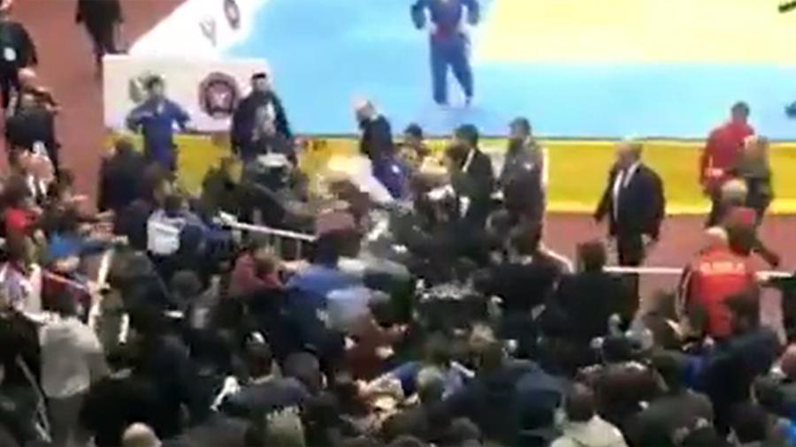 Võ sĩ và khán giả lao vào ẩu đả dữ dội tại một sự kiện Judo được tổ chức ở quê hương của Khabib - Ảnh 2.