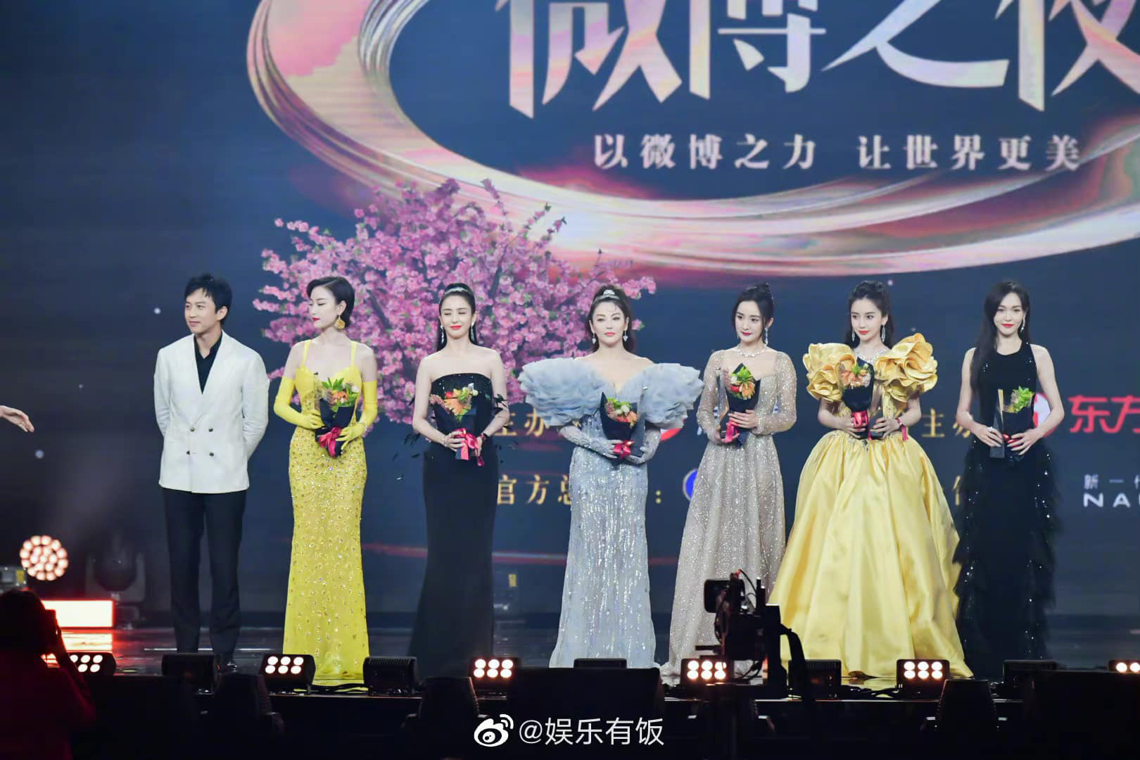 1001 drama Đêm Weibo: Dương Mịch né Đường Yên như né tà, Nhiệt Ba im như thóc, Angela Baby cố tình ngồi xa chồng - Ảnh 6.