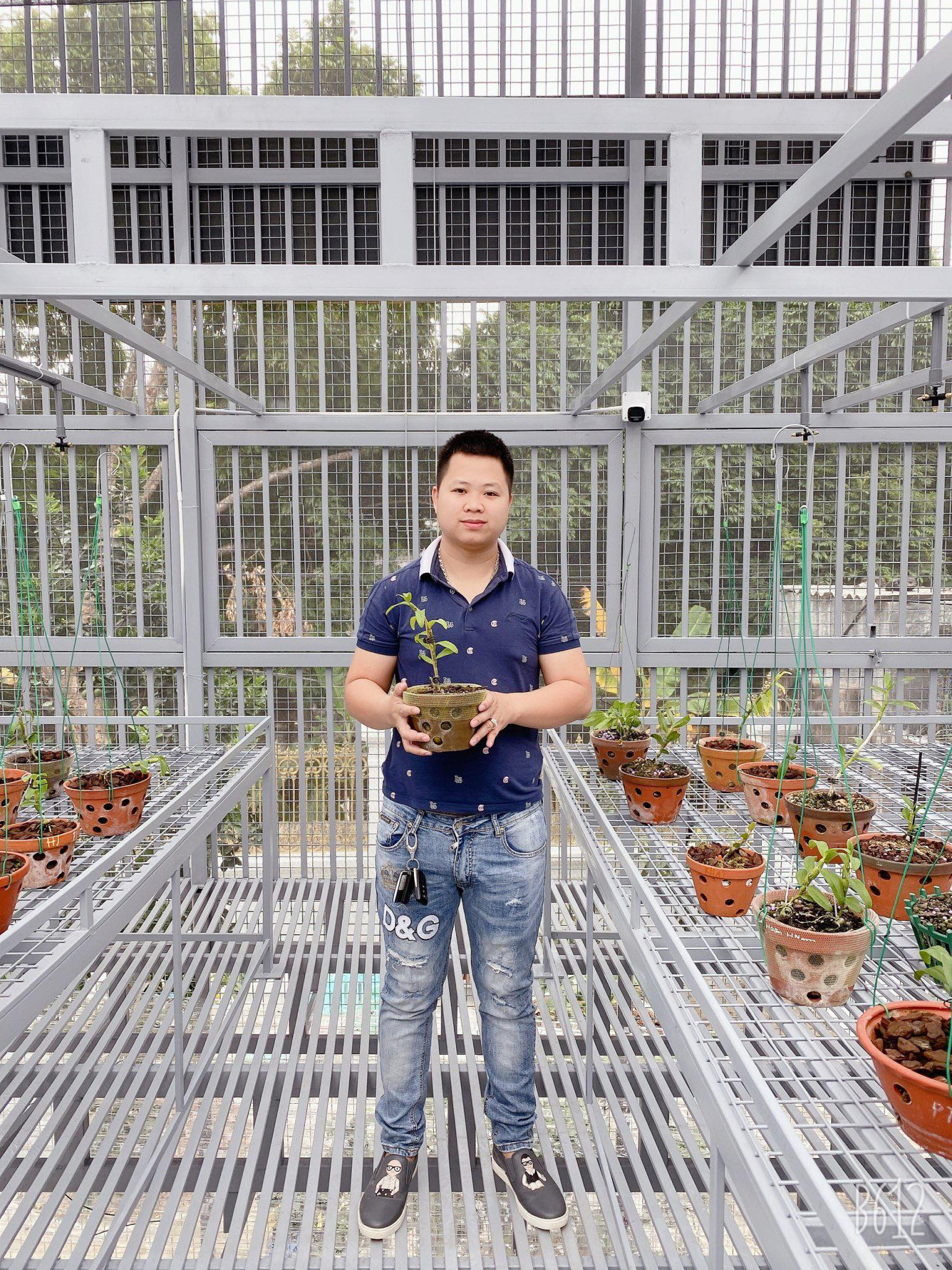 Đặng Khải Hoàn - chủ vườn lan ở Hà Nam chứng minh thú chơi lan không phân biệt tuổi tác - Ảnh 1.