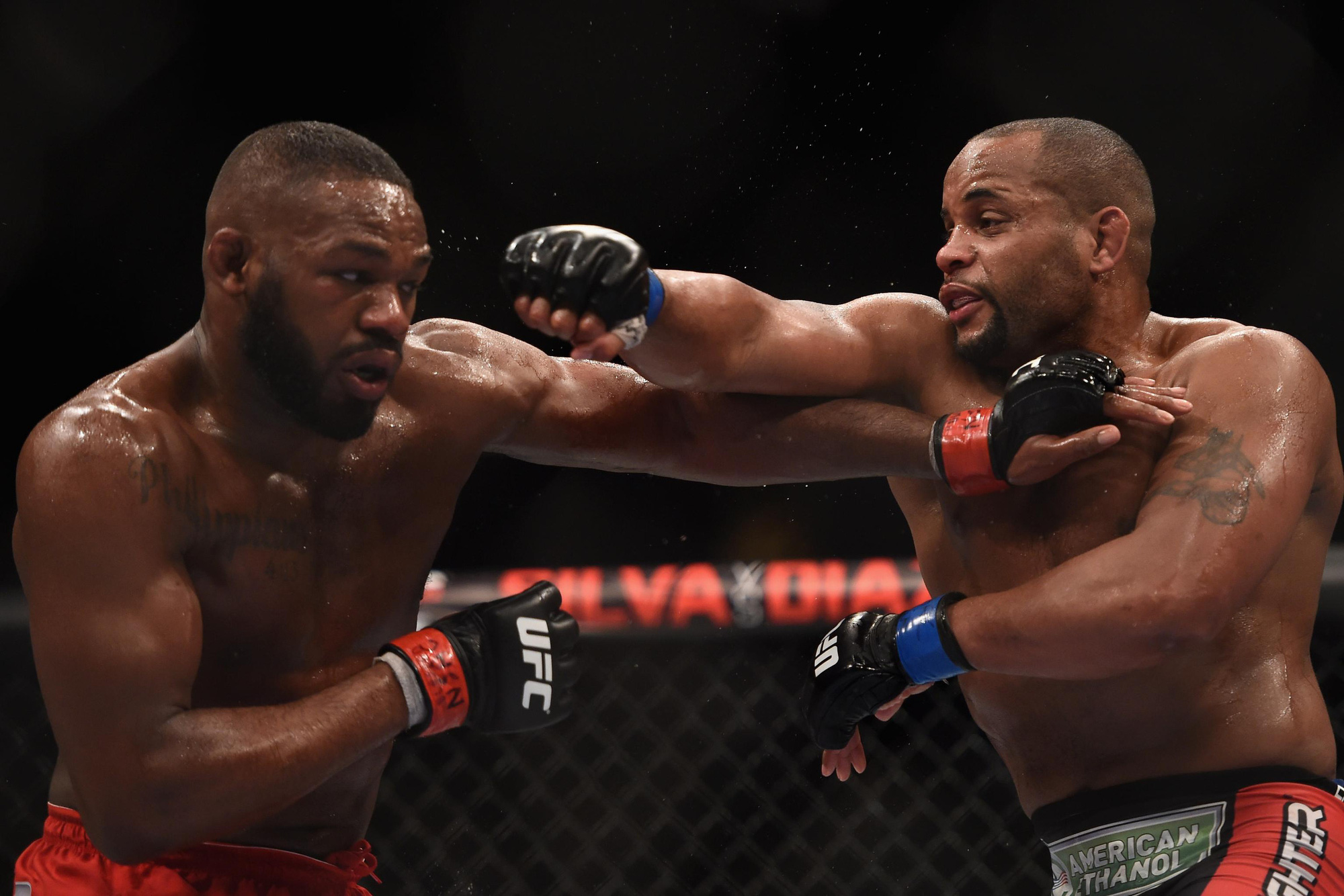 Jon Jones đáp trả sau khi bị Daniel Cormier chê &quot;không đủ sức hạ đo ván bất kỳ ai&quot; tại hạng nặng - Ảnh 1.