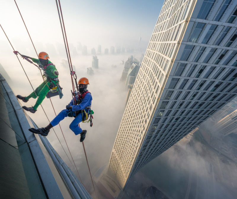 Đổ mồ hôi hột với những bức ảnh về công việc lau cửa kính tại các tòa nhà chọc trời tại Dubai - Ảnh 2.