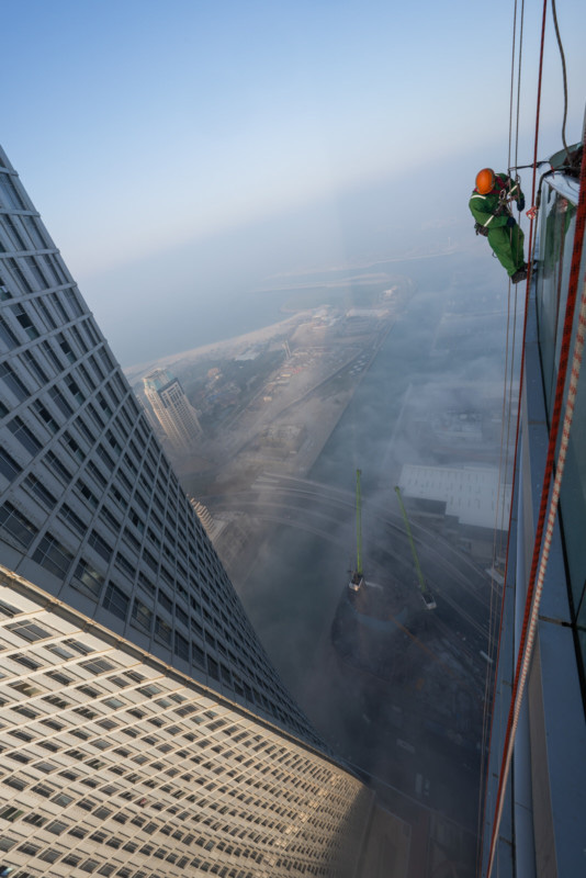 Đổ mồ hôi hột với những bức ảnh về công việc lau cửa kính tại các tòa nhà chọc trời tại Dubai - Ảnh 5.