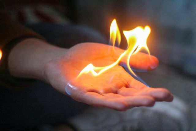Kinh dị hiện tượng người tự bốc cháy thành tro nhưng xung quanh vẫn nguyên vẹn, y học &quot;đau đầu&quot; vì không thể lý giải loại bệnh gì - Ảnh 4.