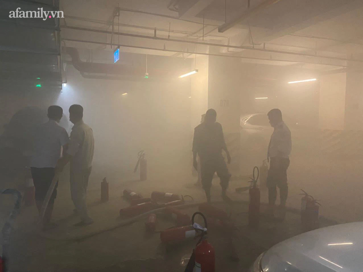 Tầng hầm khói um tùm sau vụ cháy