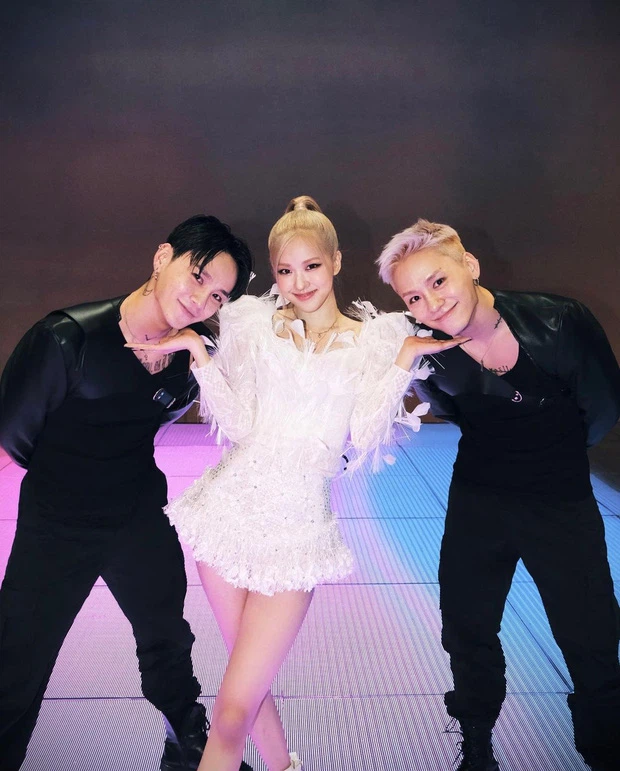Công ty tầm trung YG dạo này đỉnh quá: Dancer tan làm ngập trong đèn flash và quà cáp, cả triệu người follow chẳng kém gì idol - Ảnh 1.