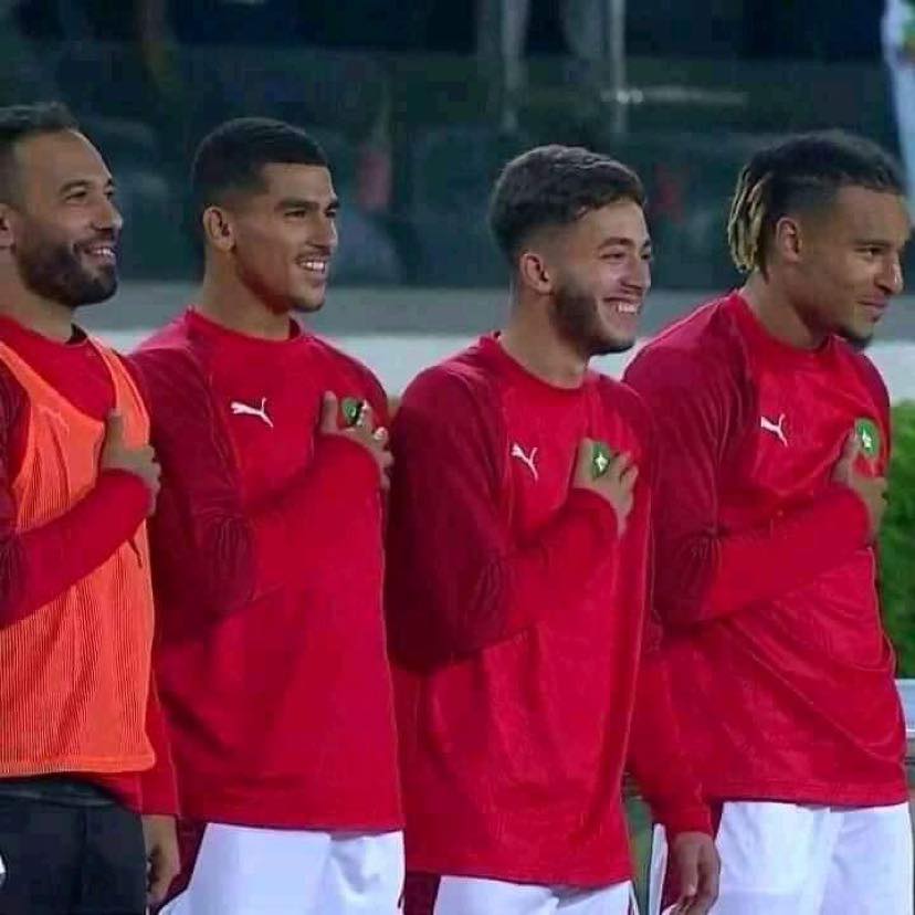 4 tuyển thủ Maroc cười nắc nẻ khi hát quốc ca, bị fan đòi tống cổ khỏi đội tuyển quốc gia - Ảnh 2.
