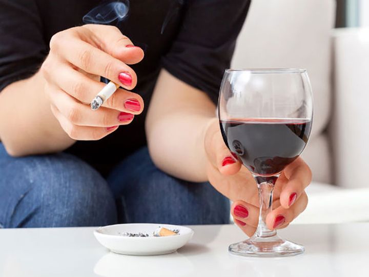 Phụ nữ muốn tránh mãn kinh sớm, ngừa lão hóa thì không nên sử dụng 3 loại đồ uống này trong kỳ kinh nguyệt - Ảnh 2.