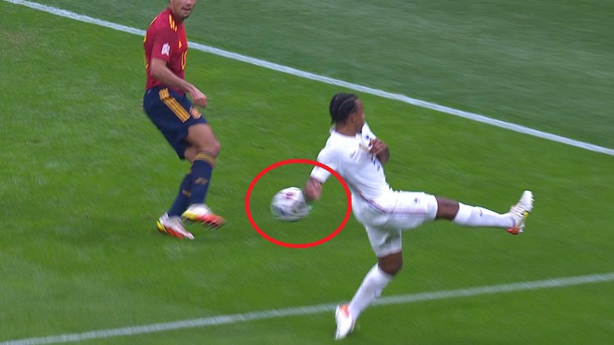 Mbappe có việt vị trong bàn thắng của đội tuyển Pháp? - Ảnh 4. Mbappe có việt vị trong bàn thắng của đội tuyển Pháp? - Ảnh 4.