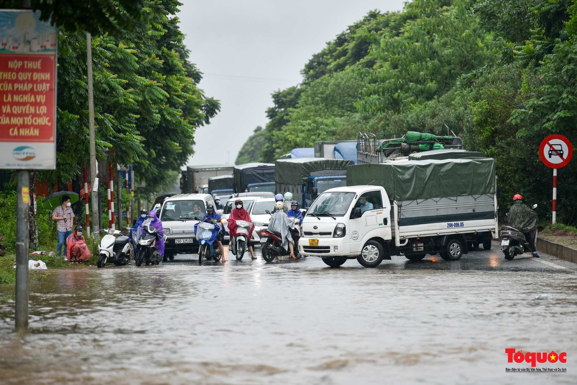 Hà Nội: Mưa lớn kèo dài, nhiều tuyến đường ngập sâu trong biển nước - Ảnh 16.