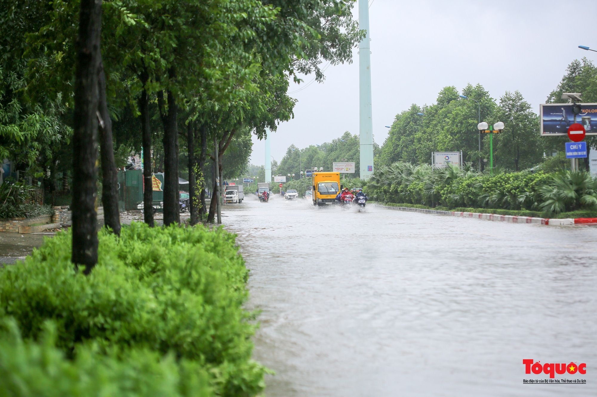 Hà Nội: Mưa lớn kèo dài, nhiều tuyến đường ngập sâu trong biển nước - Ảnh 19.