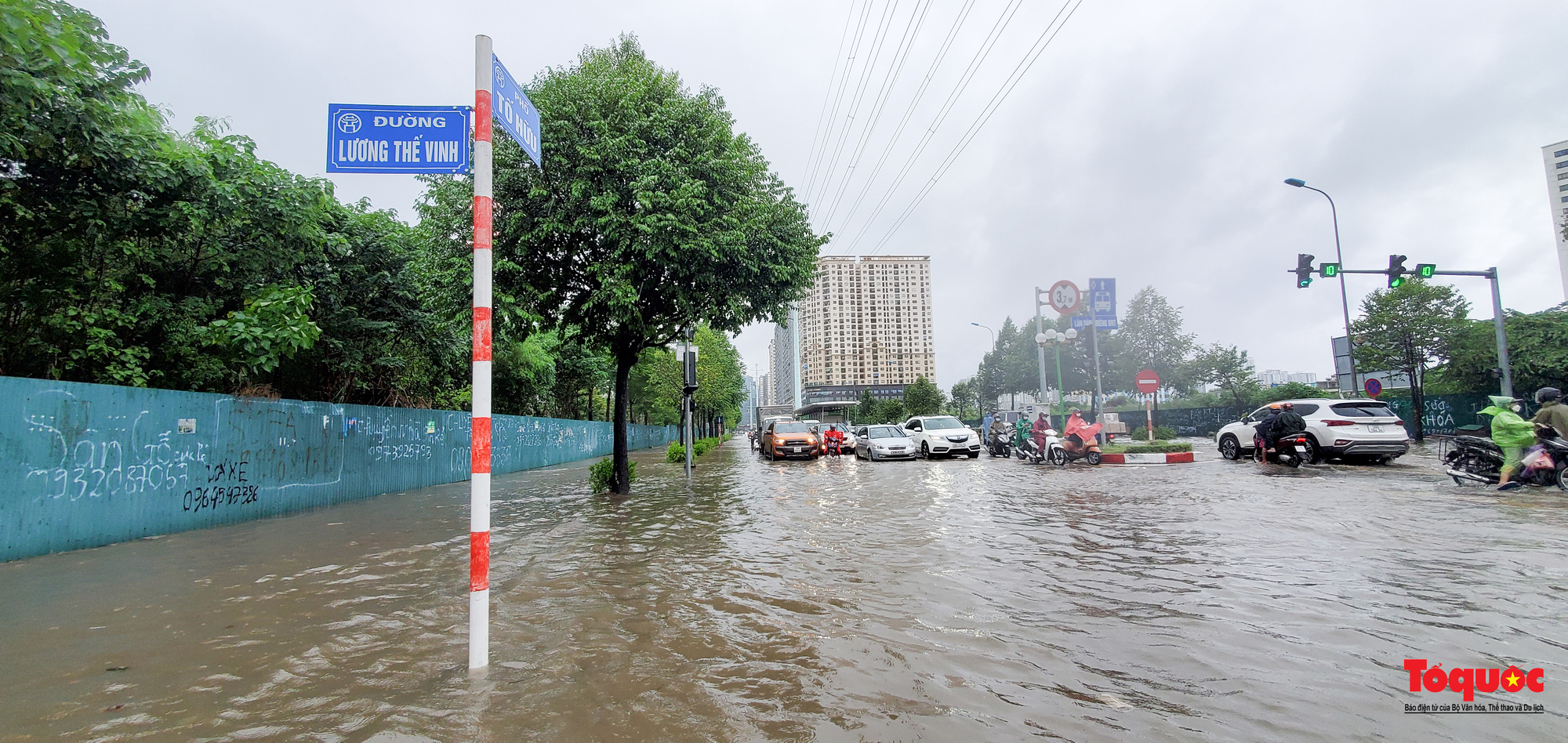 Hà Nội: Mưa lớn kèo dài, nhiều tuyến đường ngập sâu trong biển nước - Ảnh 17.