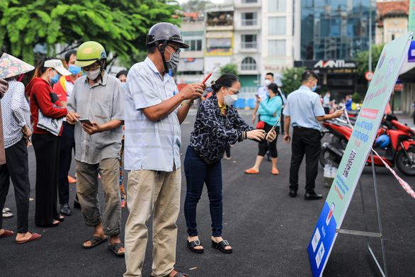 Tiểu thương ở TP.HCM hào hứng đi xét nghiệm Covid-19 miễn phí: Chỉ trong 10-15 phút là xong - Ảnh 3.