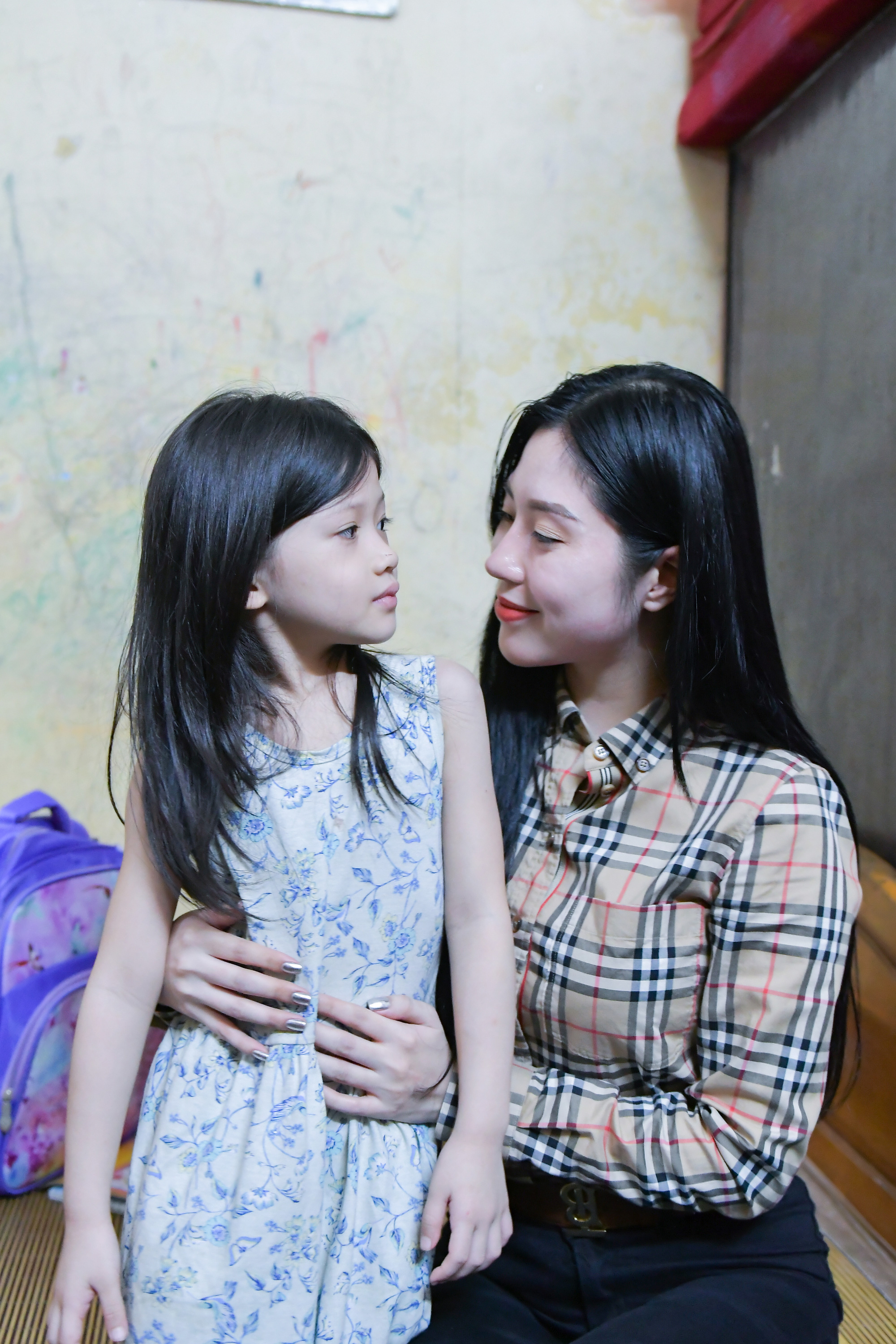 Hoa hậu Tô Diệp Hà nhận đỡ đầu em bé ăn xin có mẹ bị não úng thủy - Ảnh 1.