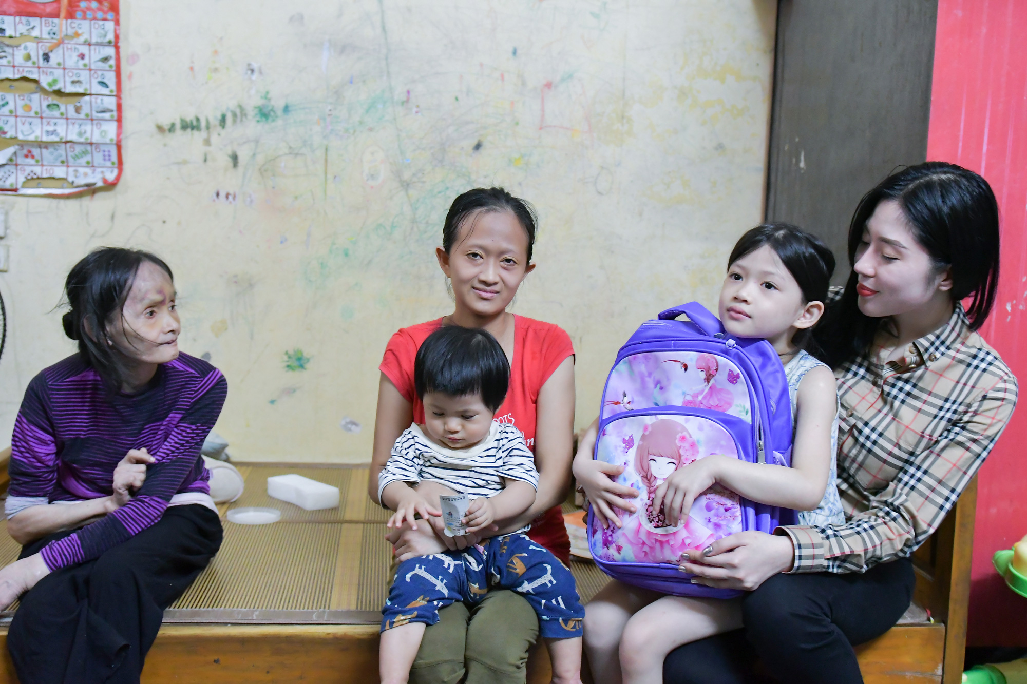 Hoa hậu Tô Diệp Hà nhận đỡ đầu em bé ăn xin có mẹ bị não úng thủy - Ảnh 3.