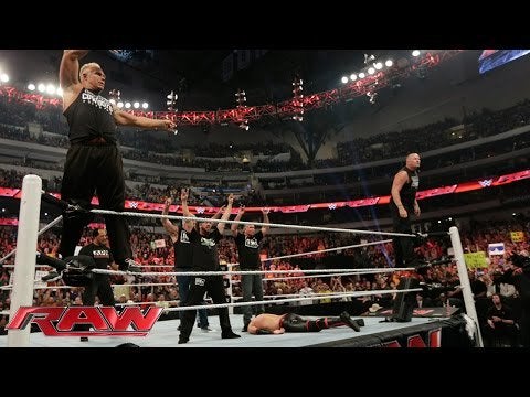 Những đô vật bị “đì” ở WWE - Ảnh 2.