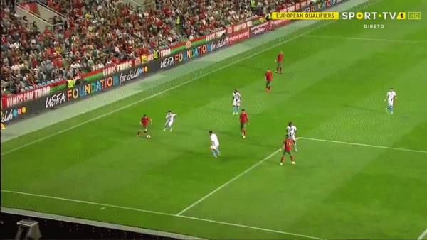 Ronaldo ghi bàn trong tình huống penalty gây tranh cãi - Ảnh 1.