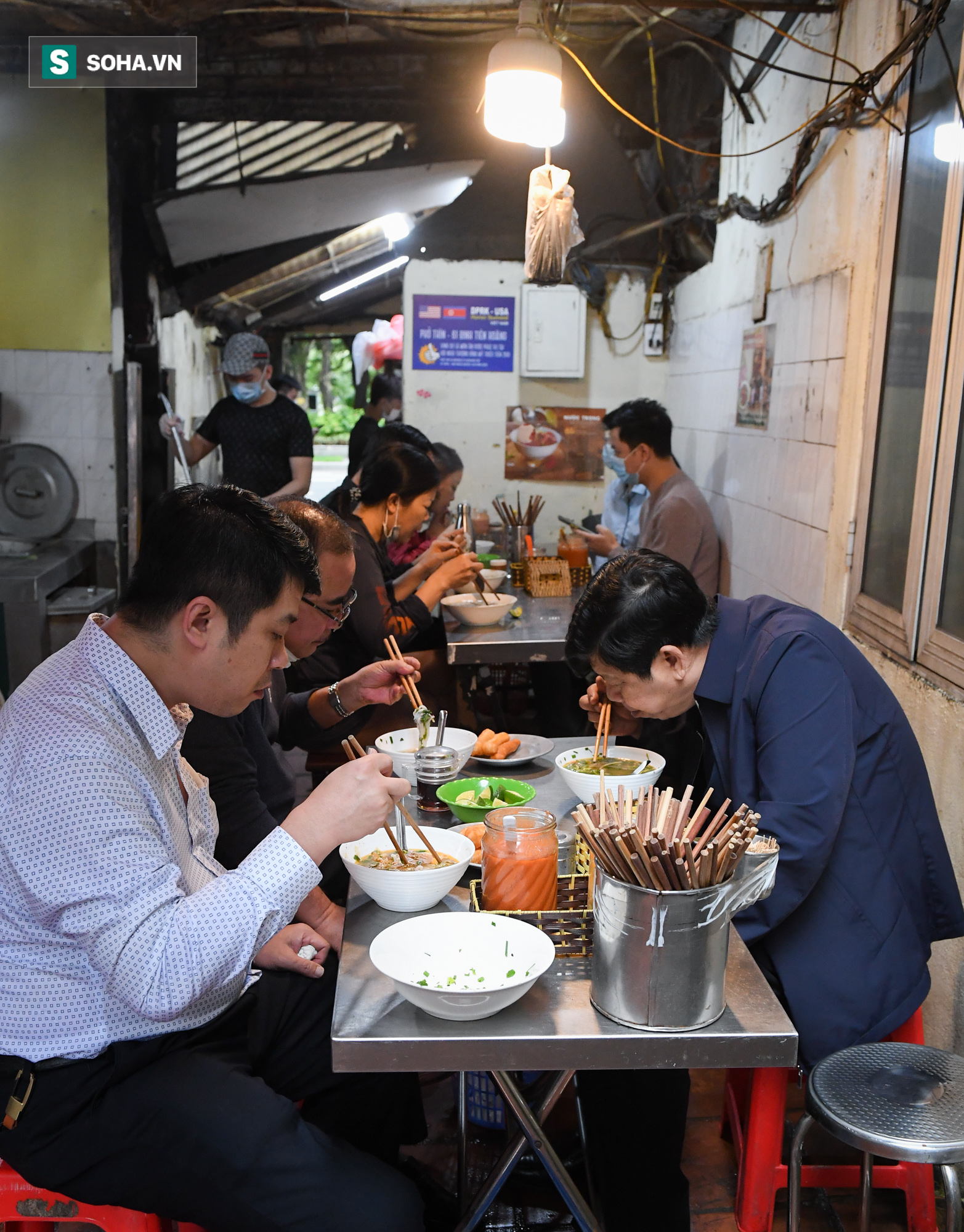 Chủ tịch hội đồng quản trị, tổng giám đốc đi từ Bắc Ninh ra Hà Nội ăn phở cho đã cơn thèm rồi lại đi về - Ảnh 3. Chủ tịch hội đồng quản trị, tổng giám đốc đi từ Bắc Ninh ra Hà Nội ăn phở cho đã cơn thèm rồi lại đi về - Ảnh 3.