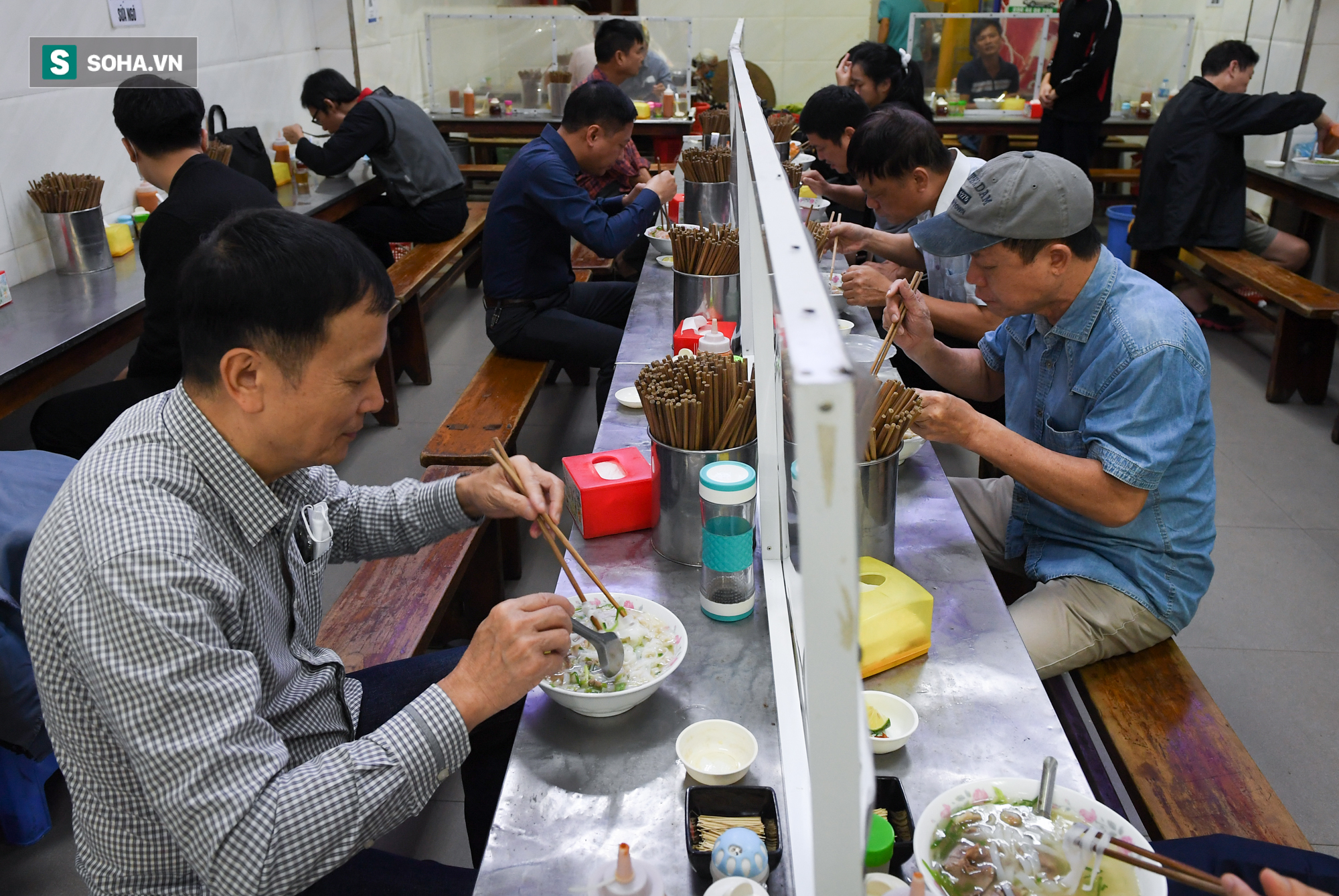 Chủ tịch hội đồng quản trị, tổng giám đốc đi từ Bắc Ninh ra Hà Nội ăn phở cho đã cơn thèm rồi lại đi về - Ảnh 5. Chủ tịch hội đồng quản trị, tổng giám đốc đi từ Bắc Ninh ra Hà Nội ăn phở cho đã cơn thèm rồi lại đi về - Ảnh 5.