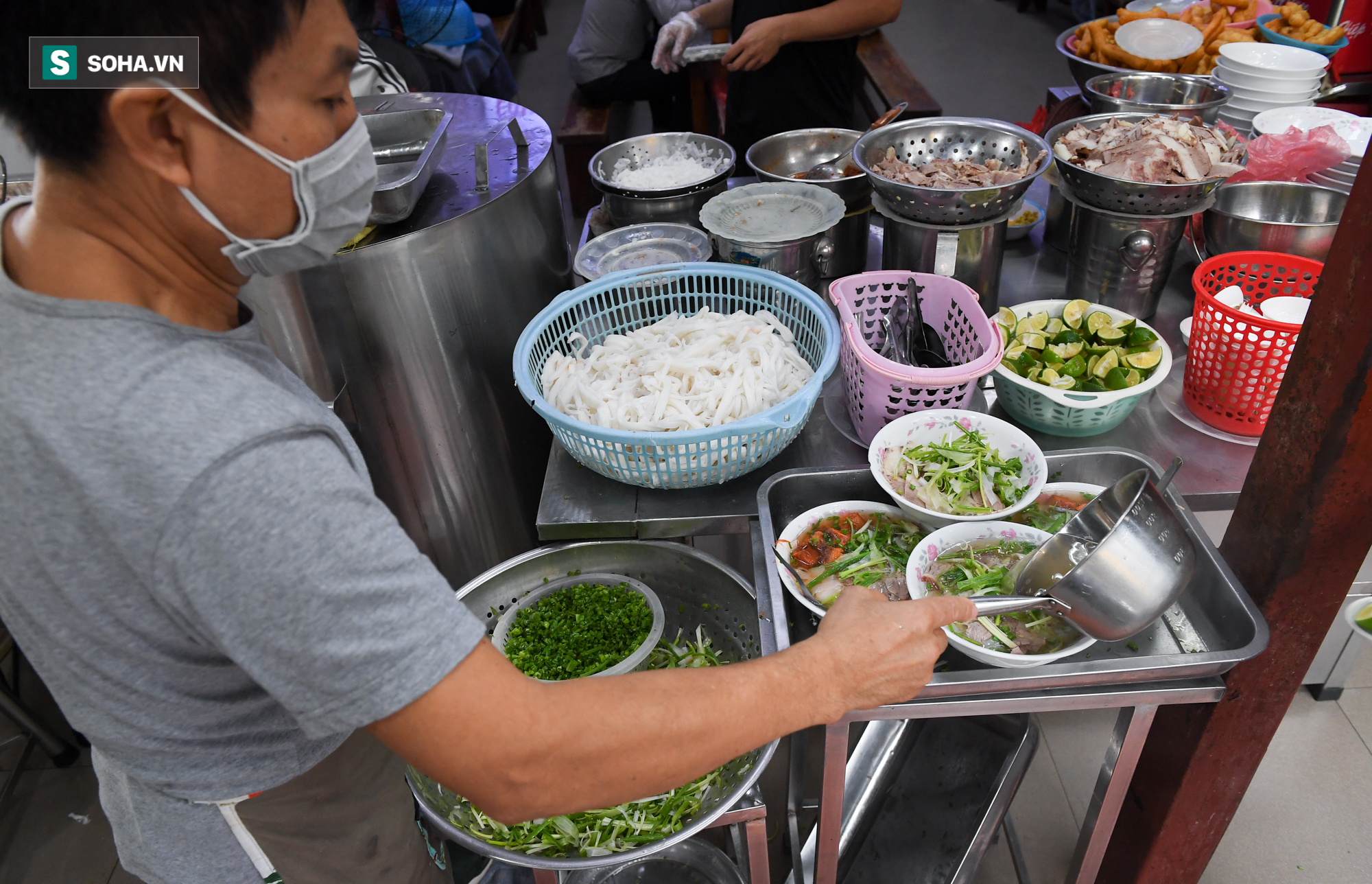 Chủ tịch hội đồng quản trị, tổng giám đốc đi từ Bắc Ninh ra Hà Nội ăn phở cho đã cơn thèm rồi lại đi về - Ảnh 6. Chủ tịch hội đồng quản trị, tổng giám đốc đi từ Bắc Ninh ra Hà Nội ăn phở cho đã cơn thèm rồi lại đi về - Ảnh 6.