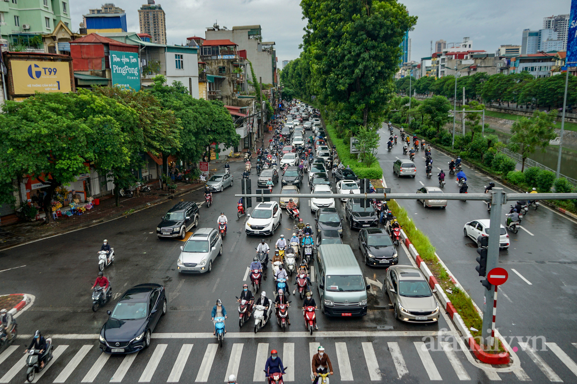 Đường phố Hà Nội đông đúc ngày đầu &quot;bình thường mới&quot; - Ảnh 6.