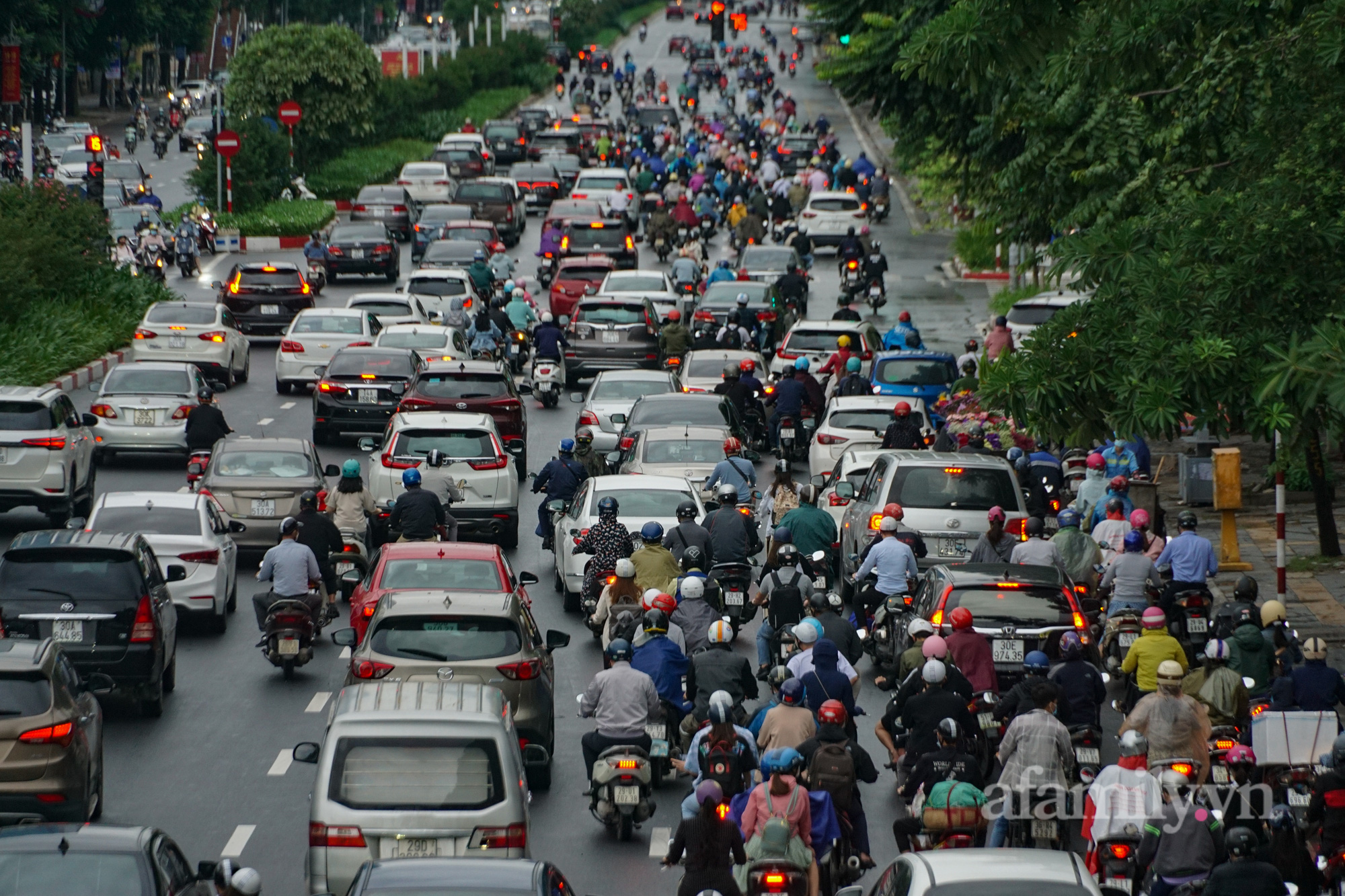 Đường phố Hà Nội đông đúc ngày đầu &quot;bình thường mới&quot; - Ảnh 3.