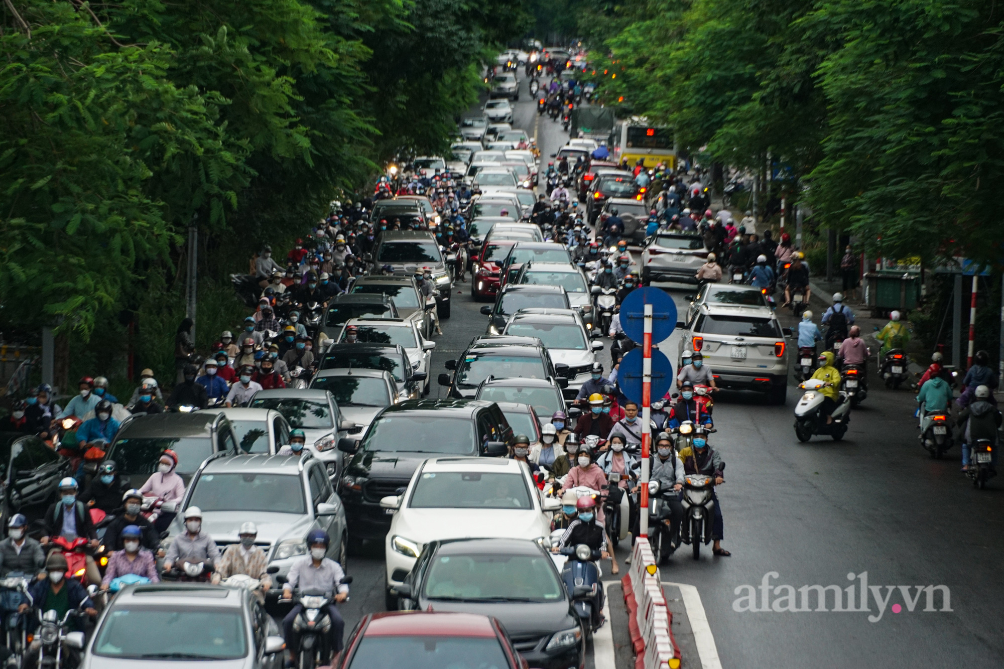 Đường phố Hà Nội đông đúc ngày đầu &quot;bình thường mới&quot; - Ảnh 4.