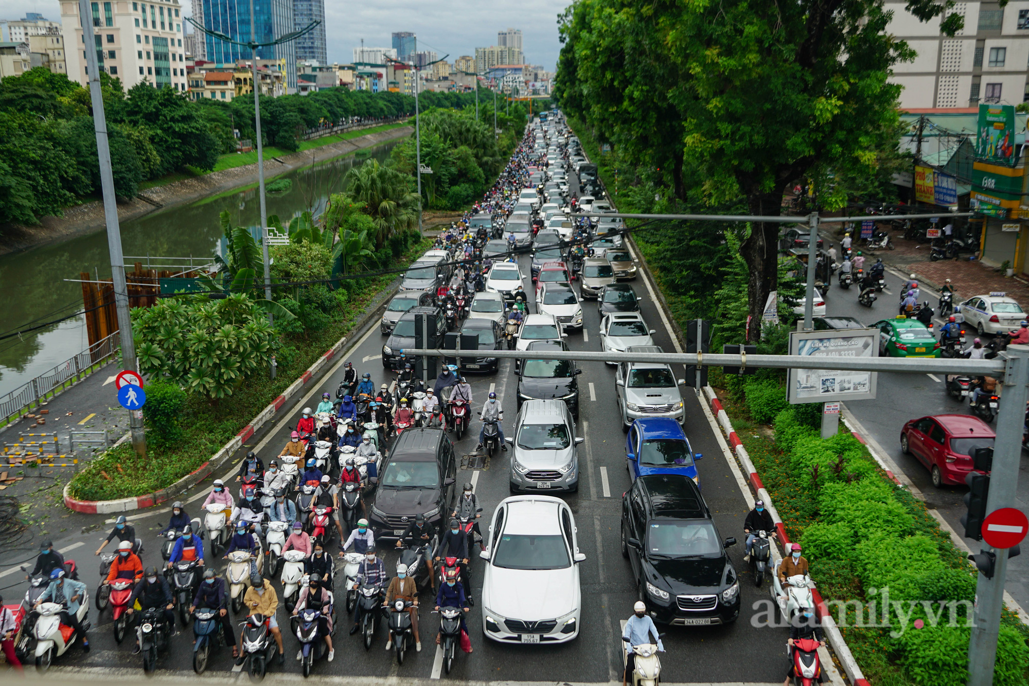 Đường phố Hà Nội đông đúc ngày đầu &quot;bình thường mới&quot; - Ảnh 10.