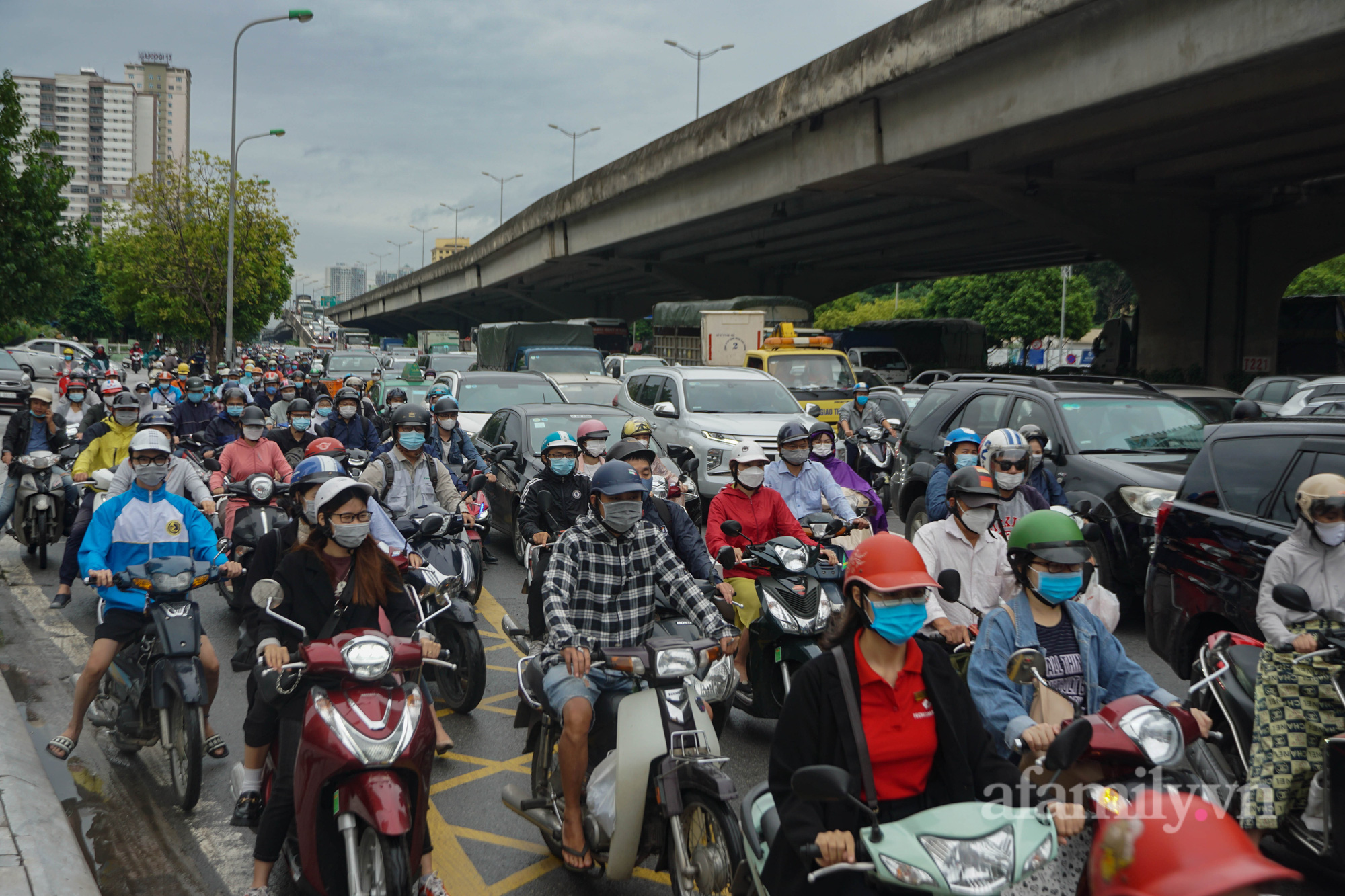 Đường phố Hà Nội đông đúc ngày đầu &quot;bình thường mới&quot; - Ảnh 1.