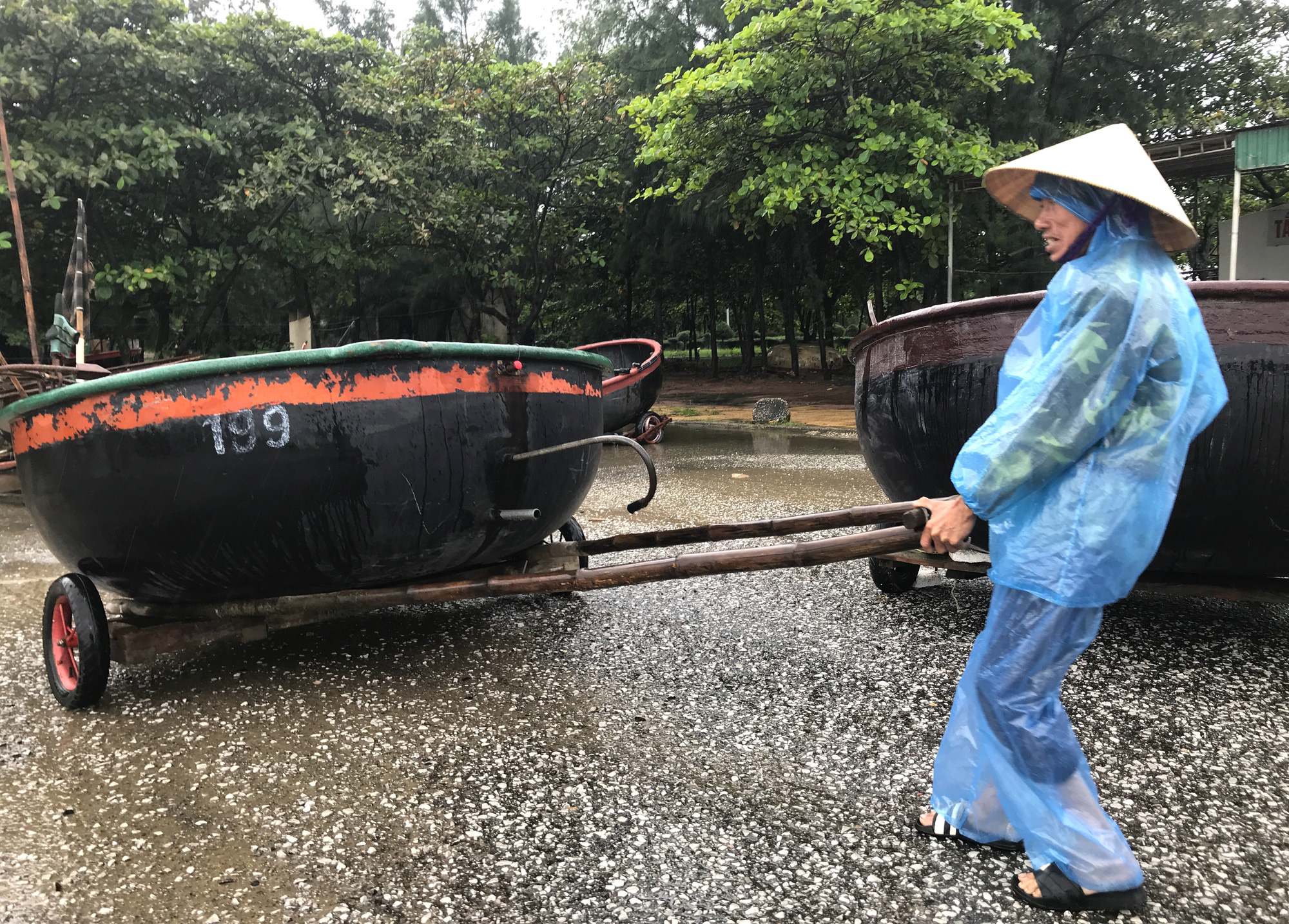 Bão số 8: Sóng cao 5m đang đánh vào bờ biển Nghệ An, hàng trăm khối đất đá sạt lở, đổ xuống quốc lộ - Ảnh 3.